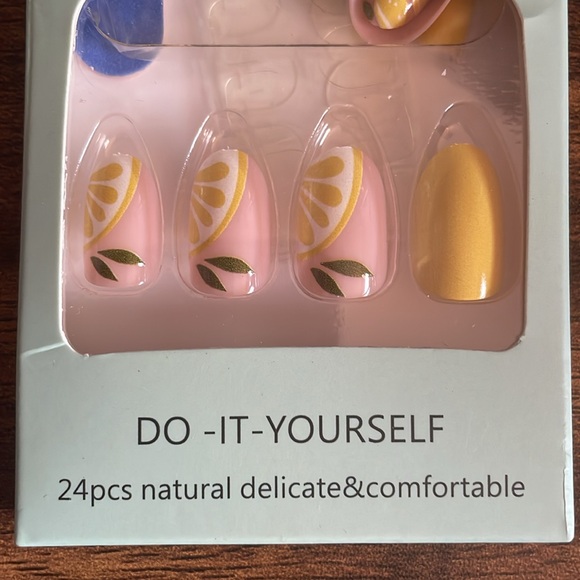 Press-on pink lemon nail kit - 24 pieces - Picture 3 of 3